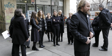 Feketébe öltöztek a tanárok a pedagógusnapon