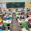 Így tartatják be a kétméteres távolságot a kínai kisiskolásokkal
