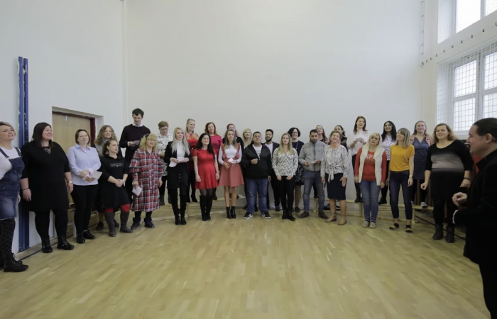 A járvány alatti nehéz időkről énekelnek a kassai Luník IX alapiskolájának tanítói