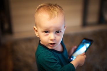 Komoly pénzbüntetés a szülőnek, ha mobilt ad a gyerek kezébe
