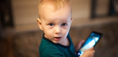 Komoly pénzbüntetés a szülőnek, ha mobilt ad a gyerek kezébe