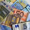 100 eurót kap a szülő októberben gyerekenként
