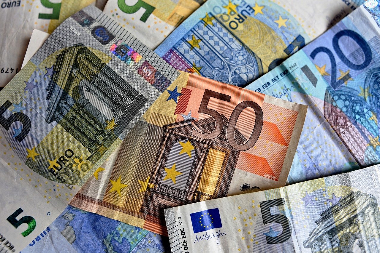 100 eurót kap a szülő októberben gyerekenként 