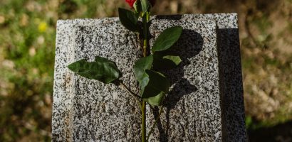 Ne vigyünk műanyag koszorúkat és művirágokat a temetőbe