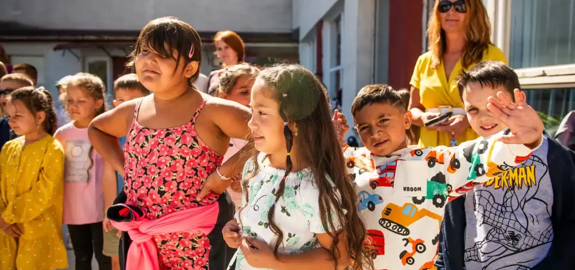 Felmérés: a megkérdezettek 60%-a szerint külön osztályba valók a roma telepen élő gyerekek